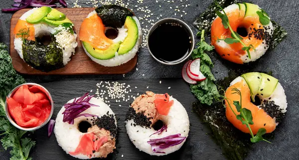 Sushi Donuts Een Donkere Achtergrond Hybride Trendfood Bovenaanzicht Rechtenvrije Stockfoto's