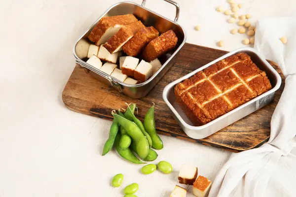 Soja Eten Gebakken Tofu Kaas Een Plank Sojabonen Veganistisch Product Stockafbeelding