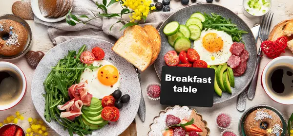 Сніданок Подається Кавою Свіжою Випічкою Яйцями Салатом Ясом Фруктами Концепція Ліцензійні Стокові Зображення