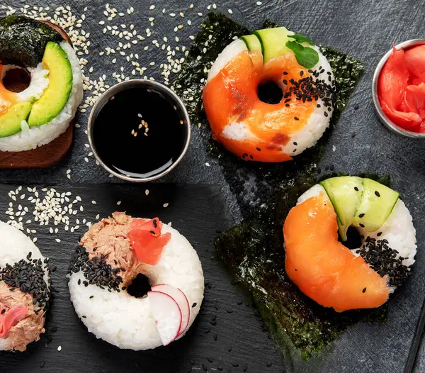 Rosquillas Sushi Sobre Fondo Oscuro Comida Tendencia Híbrida Vista Superior Fotos de stock libres de derechos