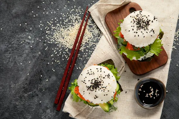 Asiatischer Sushi Burger Sojasauce Essstäbchen Auf Dunklem Hintergrund Trendy Hybrid Stockbild