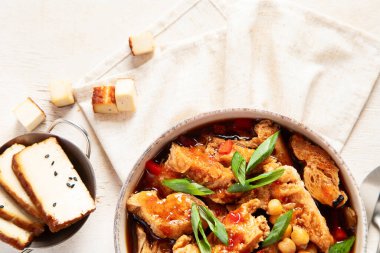 Soya soslu soya fasulyesi, soğan ve hafif ahşap arka planda tofu. Vejetaryen yemeği. Üst görünüm