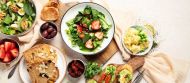 Çeşitli yemek çeşitleri. Vejetaryen mevsimlik yaz yemekleri. Üst Manzara. Panorama.