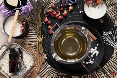 Ev yapımı doğal beyaz eko soya mumları. Hobi için fikir, iş için. Beyaz arka planda modaya uygun renkli mumlar yapıyorum. Üst görünüm.