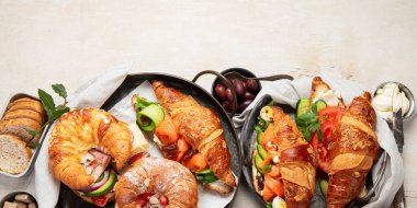 Kahvaltının yanında kahve, kruvasan, yumurta ve beyaz arka planda aperatifler var. Dengeli diyet. Üst Manzara. Kopyalama alanı olan Panorama.