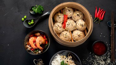 Çin yemeği. Hamur tatlısı, soya sosu, siyah arka planda karides. Geleneksel Asya yemeği. Üst görünüm, alanı kopyala