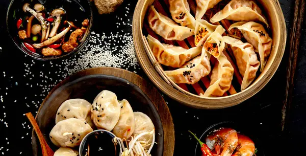 Kinesiska Dumplings Sojasås Svamp Mörk Bakgrund Traditionellt Asiatiskt Matkoncept Ovanifrån — Stockfoto