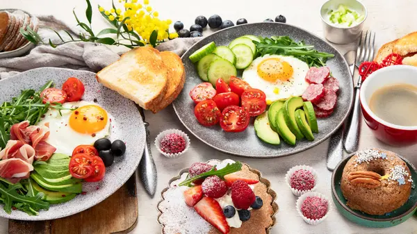 Desayuno Servido Con Café Panadería Fresca Huevos Ensalada Carne Frutas Fotos de stock