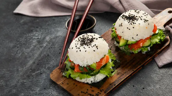 Hamburguesa Asiática Sushi Salsa Soja Palillo Sobre Fondo Oscuro Comida Imagen De Stock