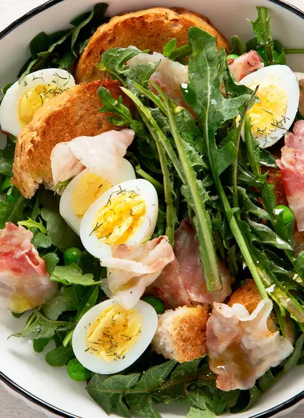 Salată Proaspătă Vară Din Frunze Păpădie Ouă Slănină Pâine Fundal Fotografie de stoc