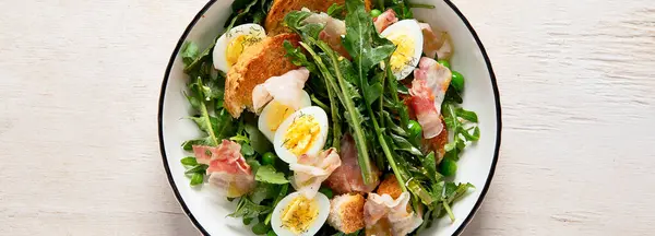 Salată Proaspătă Vară Din Frunze Păpădie Ouă Slănină Pâine Fundal Imagini stoc fără drepturi de autor