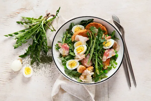 Salată Proaspătă Vară Din Frunze Păpădie Ouă Slănină Pâine Fundal Fotografie de stoc