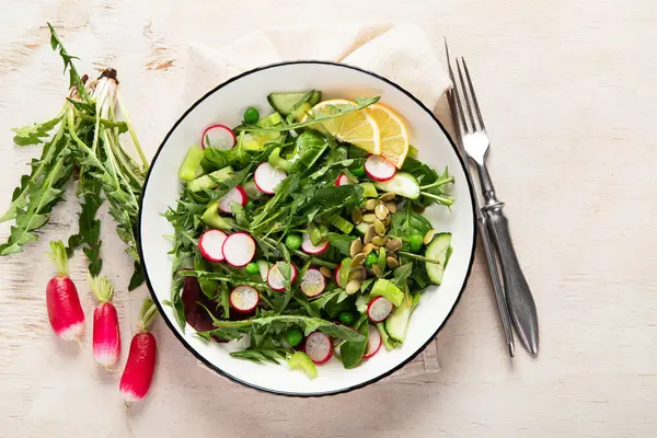 Veganer Frühlingssalat Mit Löwenzahnblättern Rettich Gurke Auf Holzuntergrund Ansicht Von Stockfoto