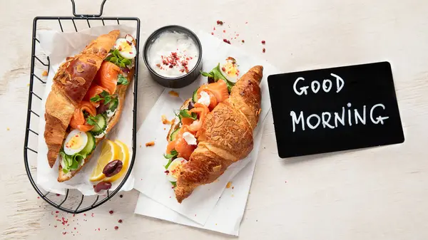Sózott Egészséges Reggeli Világos Háttérrel Friss Lazac Croissant Krémsajttal Uborkával Stock Kép