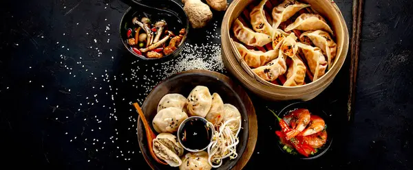 Chinesische Knödel Sojasauce Pilze Auf Dunklem Hintergrund Traditionelles Asiatisches Ernährungskonzept lizenzfreie Stockbilder