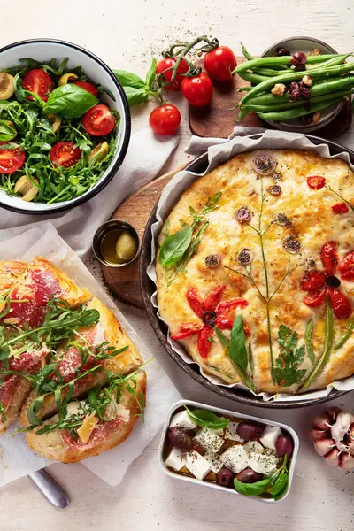 Tabel Mâncăruri Italiene Pizza Paste Ravioli Focaccia Fundal Alb Concept Imagine de stoc