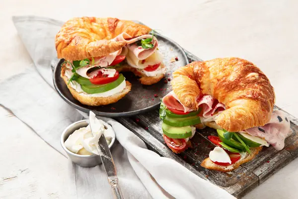 Sózott Egészséges Reggeli Világos Háttérrel Friss Szendvics Croissant Zsemlével Krémsajttal Stock Kép