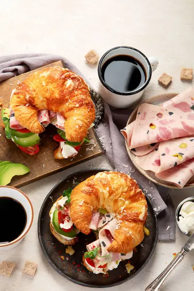 Sandwich Croissant Fresco Con Jamón Queso Aguacate Con Café Sobre Fotos de stock libres de derechos