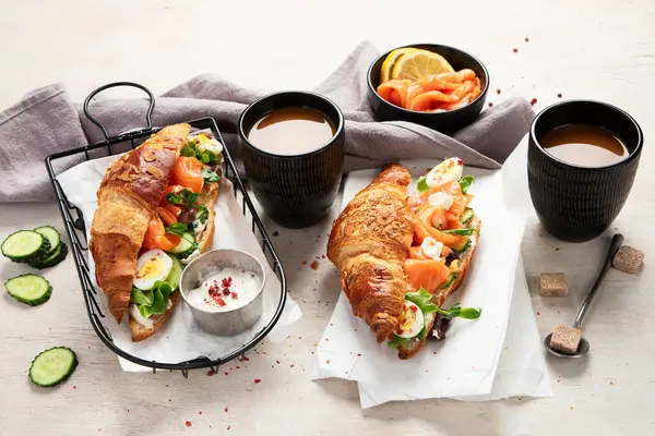 Sandwich Croissant Con Queso Crema Pepino Salmón Ensalada Sobre Fondo Fotos de stock libres de derechos
