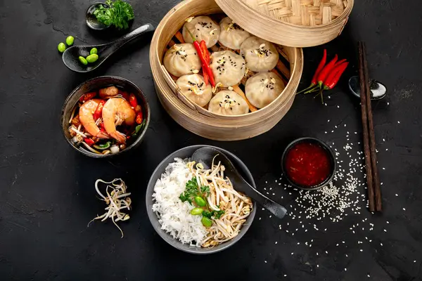Chinesisches Essen Knödel Sojasauce Garnelen Auf Schwarzem Hintergrund Traditionelles Asiatisches Stockfoto