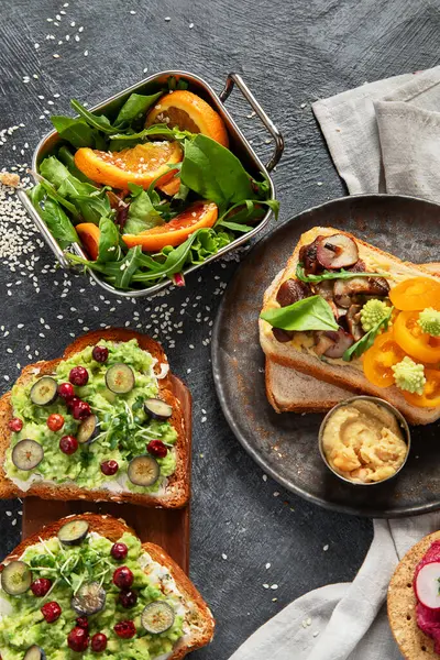Veganer Toast Mit Avocado Pilzen Und Frischem Salat Auf Dunklem Stockbild