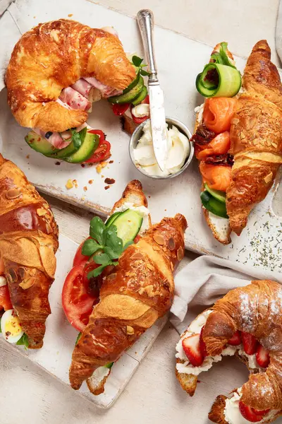 Set Sabrosos Sándwiches Croissant Dulces Salados Sobre Fondo Blanco Vista Imágenes De Stock Sin Royalties Gratis