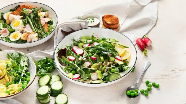 Mâncare Proaspătă Primăvară Frunze Verzi Salate Căpșuni Slănină Ravioli Fundal Fotografie de stoc