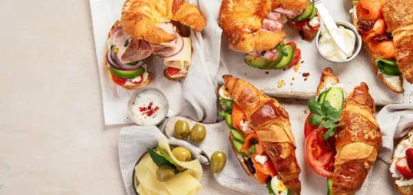 Set Sabrosos Sándwiches Croissant Dulces Salados Sobre Fondo Blanco Vista Fotos De Stock Sin Royalties Gratis