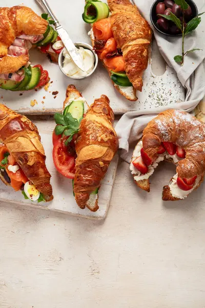 Leckere Süße Und Salzige Croissant Sandwiches Auf Weißem Hintergrund Draufsicht Stockbild