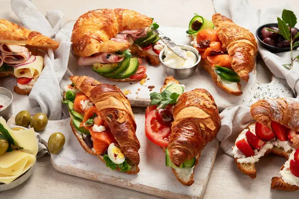 Set Sabrosos Sándwiches Croissant Dulces Salados Sobre Fondo Blanco Vista Imagen De Stock