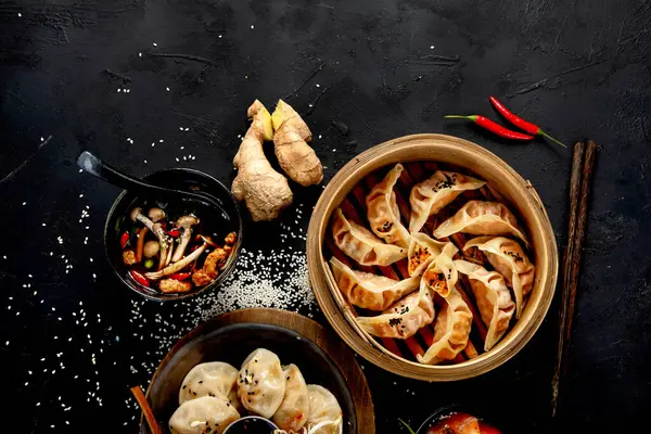 Chinesische Knödel Sojasauce Pilze Auf Dunklem Hintergrund Traditionelles Asiatisches Ernährungskonzept Stockfoto