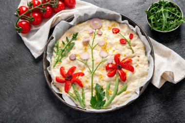 Karanlık arka planda ham Focaccia sanatı. İtalyan yemeği konsepti. Üst görünüm