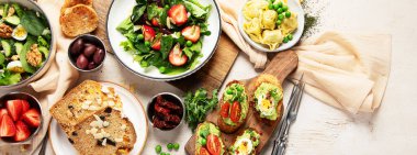 Çeşitli yemek çeşitleri. Vejetaryen mevsimlik yaz yemekleri. Üst Manzara. Kopyalama alanı olan Panorama.