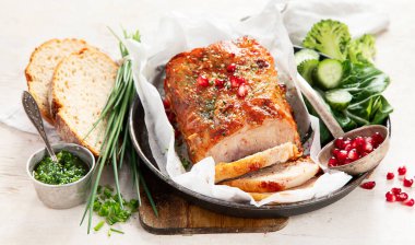 Dilimlenmiş jambon ve hafif ahşap arka planda salata. Geleneksel gıda konsepti. 