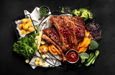 Siyah arka planda sebzeli domuz pirzolası. Piknik konsepti. Üst görünüm