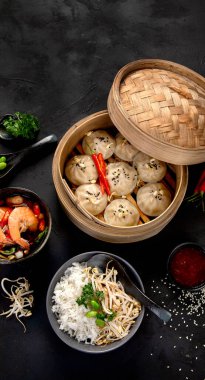 Çin yemeği. Hamur tatlısı, soya sosu, siyah arka planda karides. Geleneksel Asya yemeği. Üst görünüm, alanı kopyala