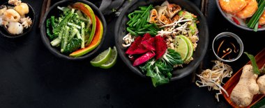 Tayland yemeği seti. Masadaki ünlü mutfak yemekleri karanlık bir arka planda. Üst Manzara. Tayland restoranı konsepti.