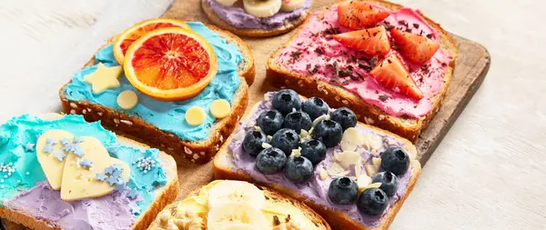 Bon Petit Déjeuner Toasts Colorés Avec Des Fruits Des Baies Image En Vente