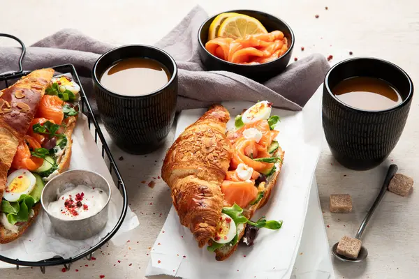 Croissant Sandwich Dengan Krim Keju Mentimun Salmon Dan Salad Latar Stok Foto Bebas Royalti