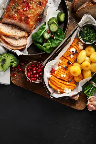 Jambon Rôti Tranches Avec Légumes Pain Salade Fraîche Sur Fond Images De Stock Libres De Droits