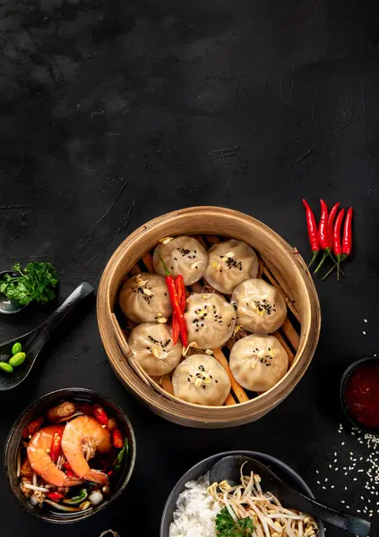 Chinesisches Essen Knödel Sojasauce Garnelen Auf Schwarzem Hintergrund Traditionelles Asiatisches lizenzfreie Stockbilder