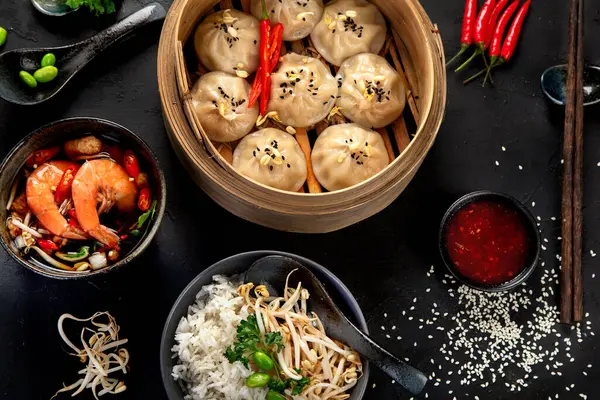 Chinesisches Essen Knödel Sojasauce Garnelen Auf Schwarzem Hintergrund Traditionelles Asiatisches Stockbild