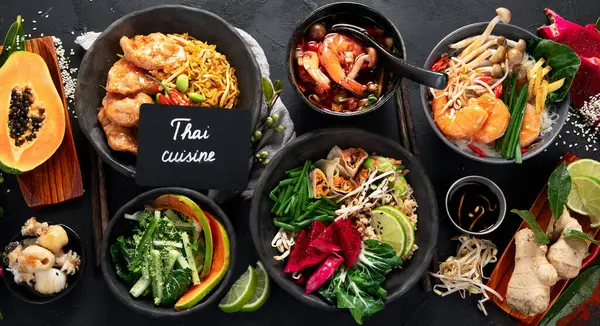 Assorted Thai Food Set Famous Cuisine Dishes Table Dark Background lizenzfreie Stockfotos