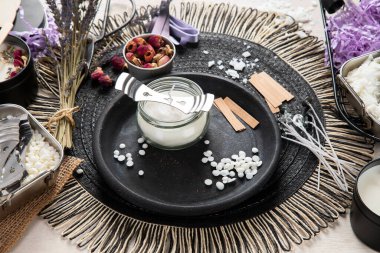 Ev yapımı doğal beyaz eko soya mumları. Hobi için fikir, iş için. Beyaz arka planda modaya uygun renkli mumlar yapıyorum. Üst görünüm.