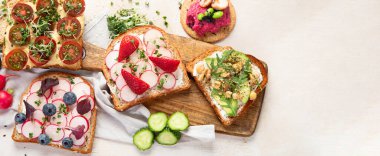 Sebzeli kahvaltı. Kızarmış ekmek, domates, salatalık, turp, avokado. Vejetaryen sağlıklı gıda konsepti. Üst görünüm