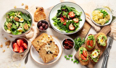 Çeşitli yemek çeşitleri. Vejetaryen mevsimlik yaz yemekleri. Üst görünüm.
