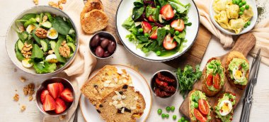 Çeşitli yemek çeşitleri. Vejetaryen mevsimlik yaz yemekleri. Üst Manzara. Panorama.