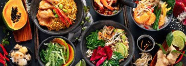 Tayland yemeği seti. Masadaki ünlü mutfak yemekleri karanlık bir arka planda. Üst Manzara. Tayland restoranı konsepti. Panorama.