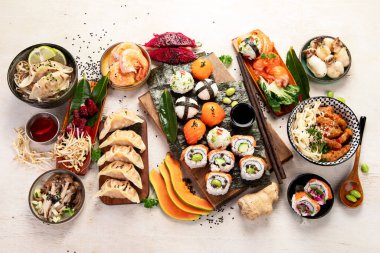 Beyaz arka planda çeşitli Asya yemekleri ve atıştırmalıklar. Geleneksel gıda konsepti. Üst görünüm.