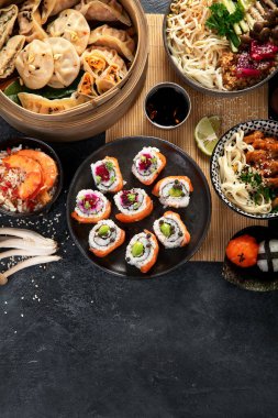 Çeşitli Çin yemekleri seti. Çin eriştesi, kızarmış pirinç, mantı, Çin yemeği, börek. Siyah arka planda ünlü Çin yemekleri. Üst Manzara. Boşluğu kopyala.